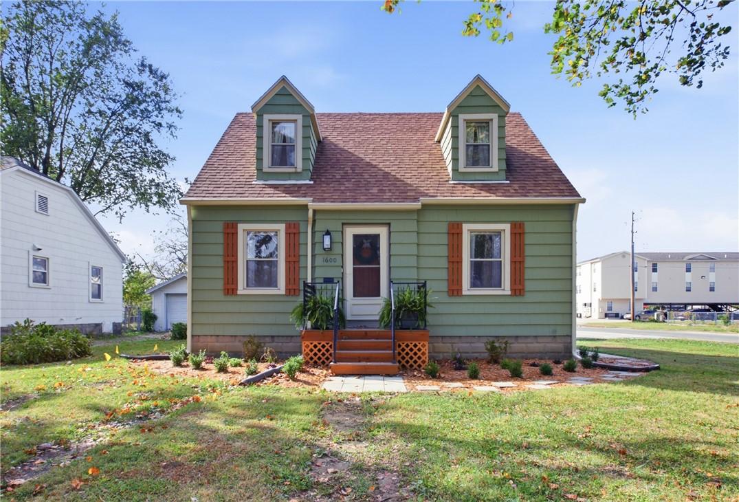 10th St, Charleston, IL 61920