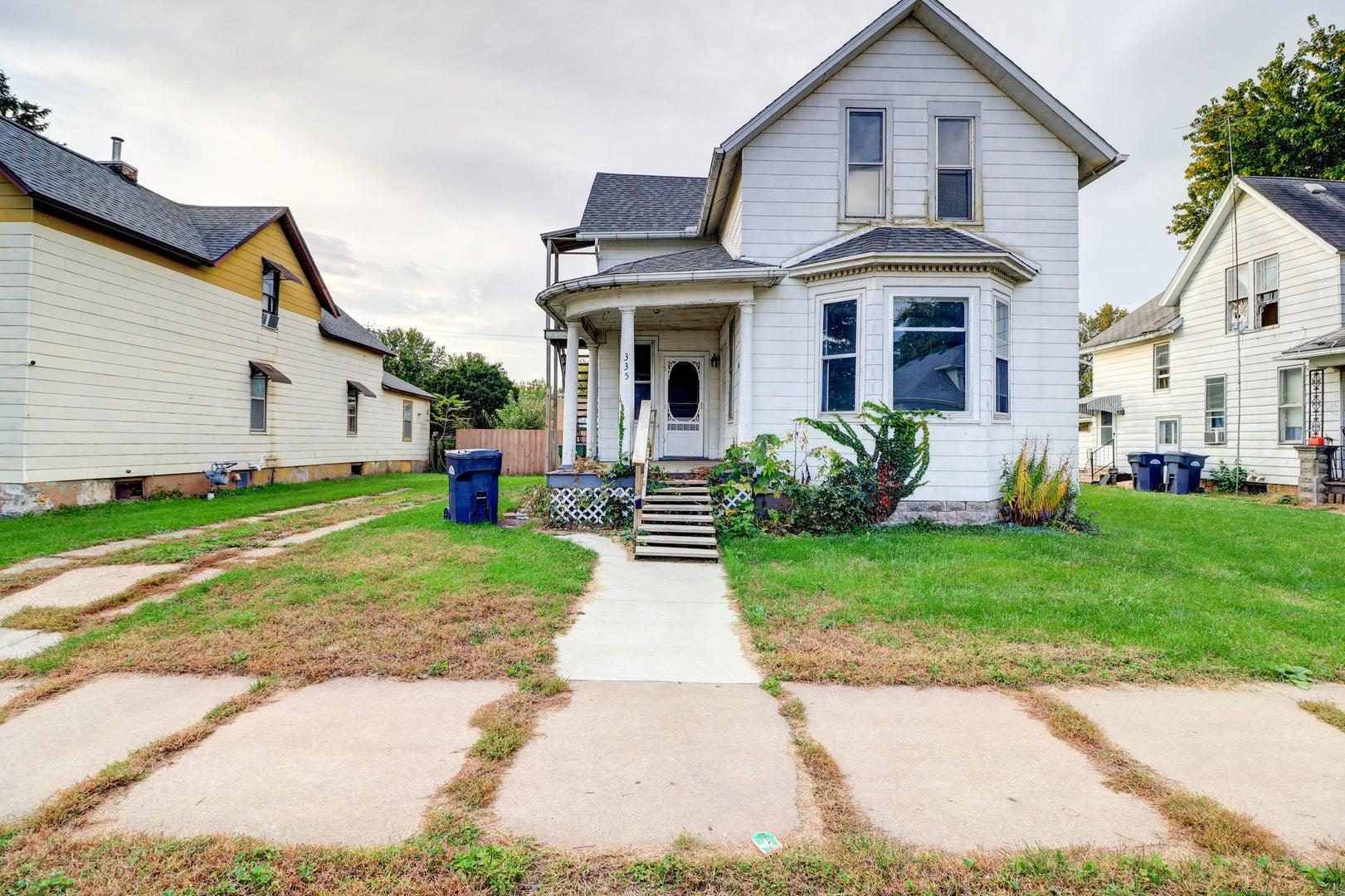 6th Ave N, Clinton, IA 52732