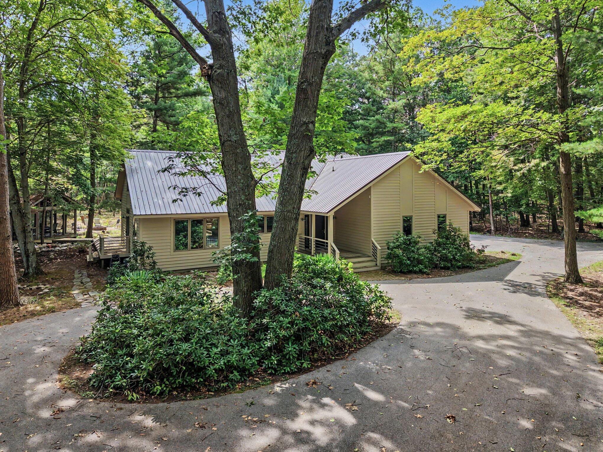 W Sternberg Rd, Norton Shores, MI 49441