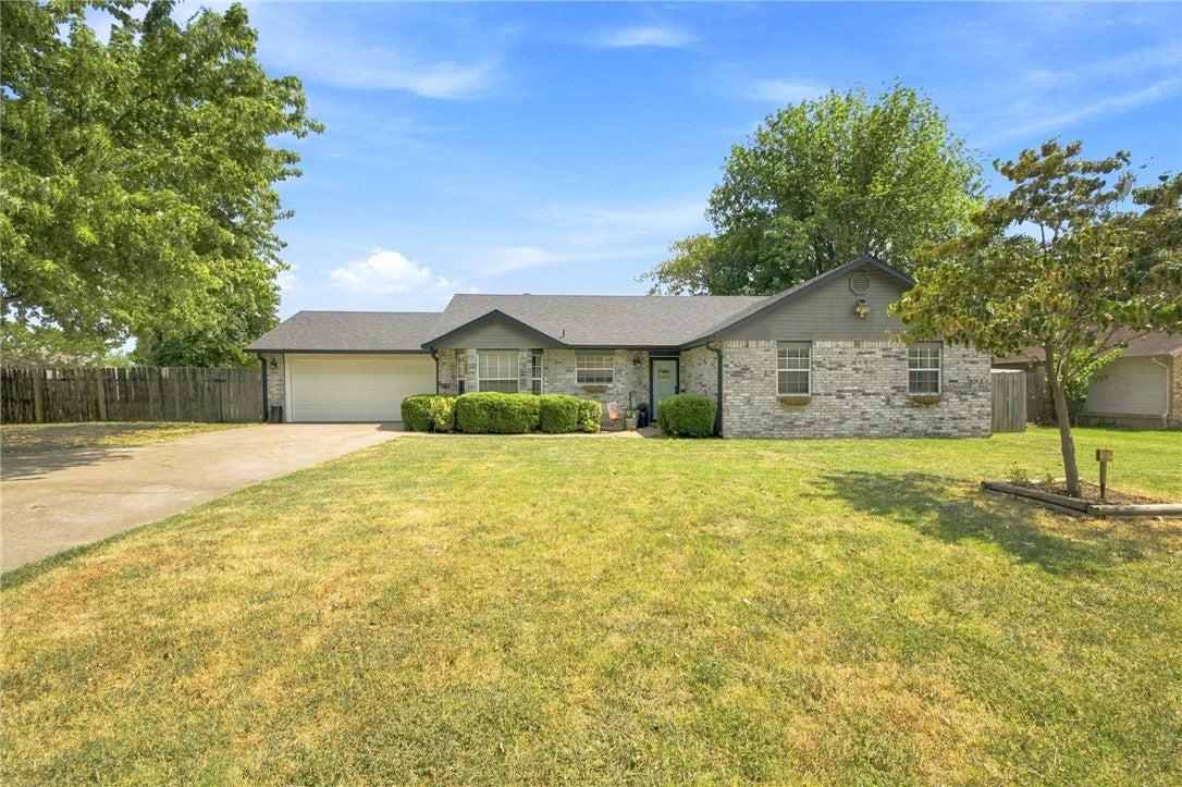 Zachary St, Centerton, AR 72719