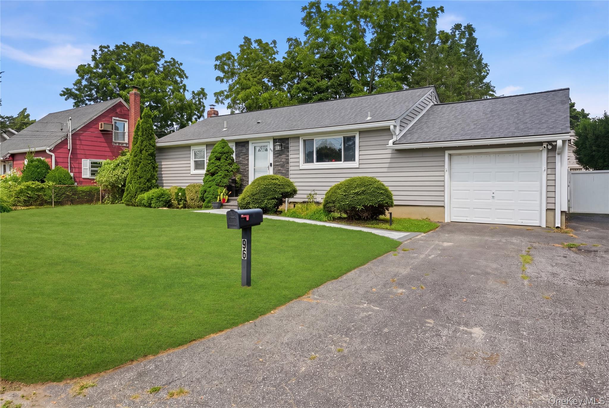 E 12th St, Huntington Station, NY 11746