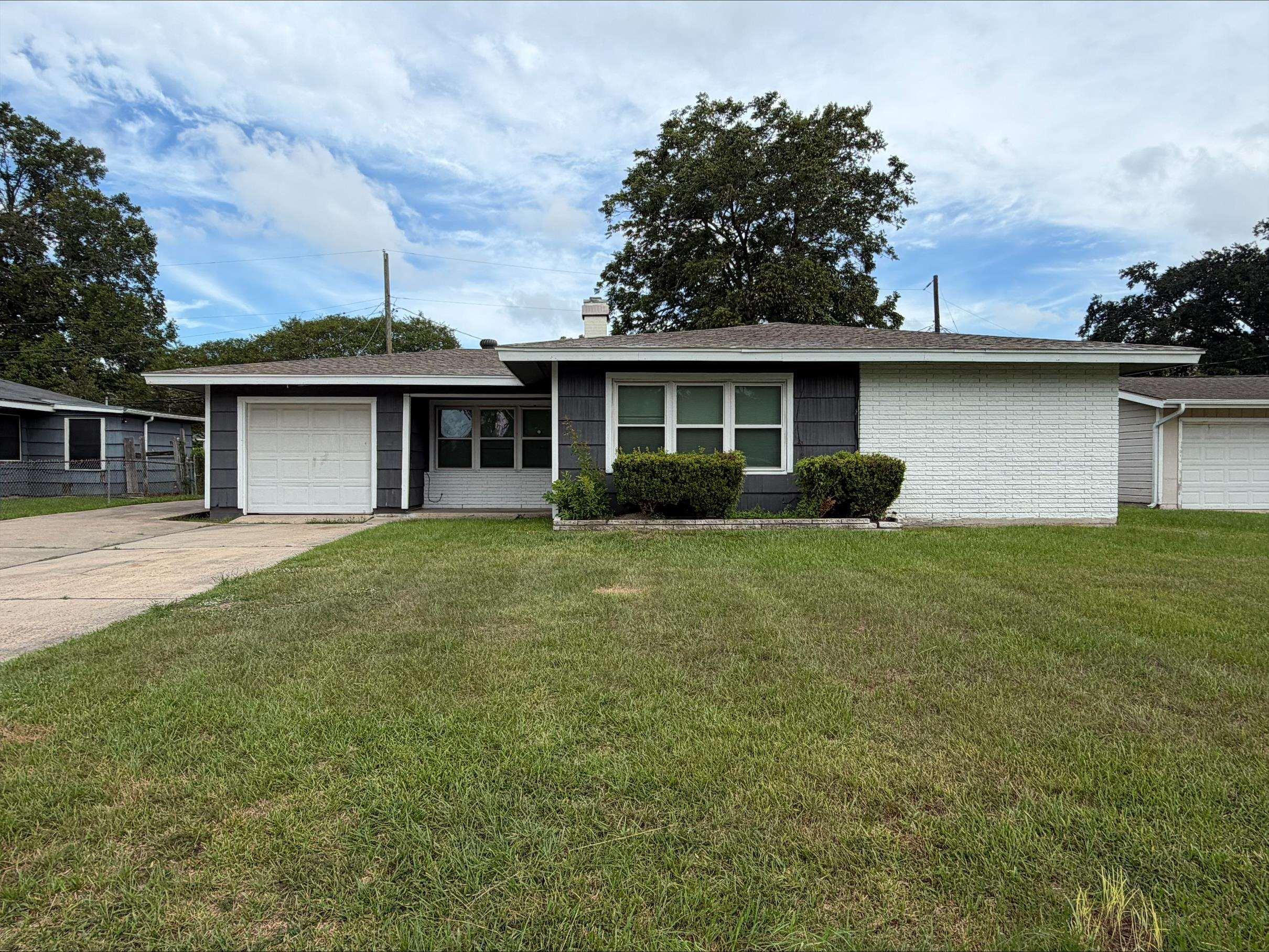 Crepe Myrtle Ave, Orange, TX 77630