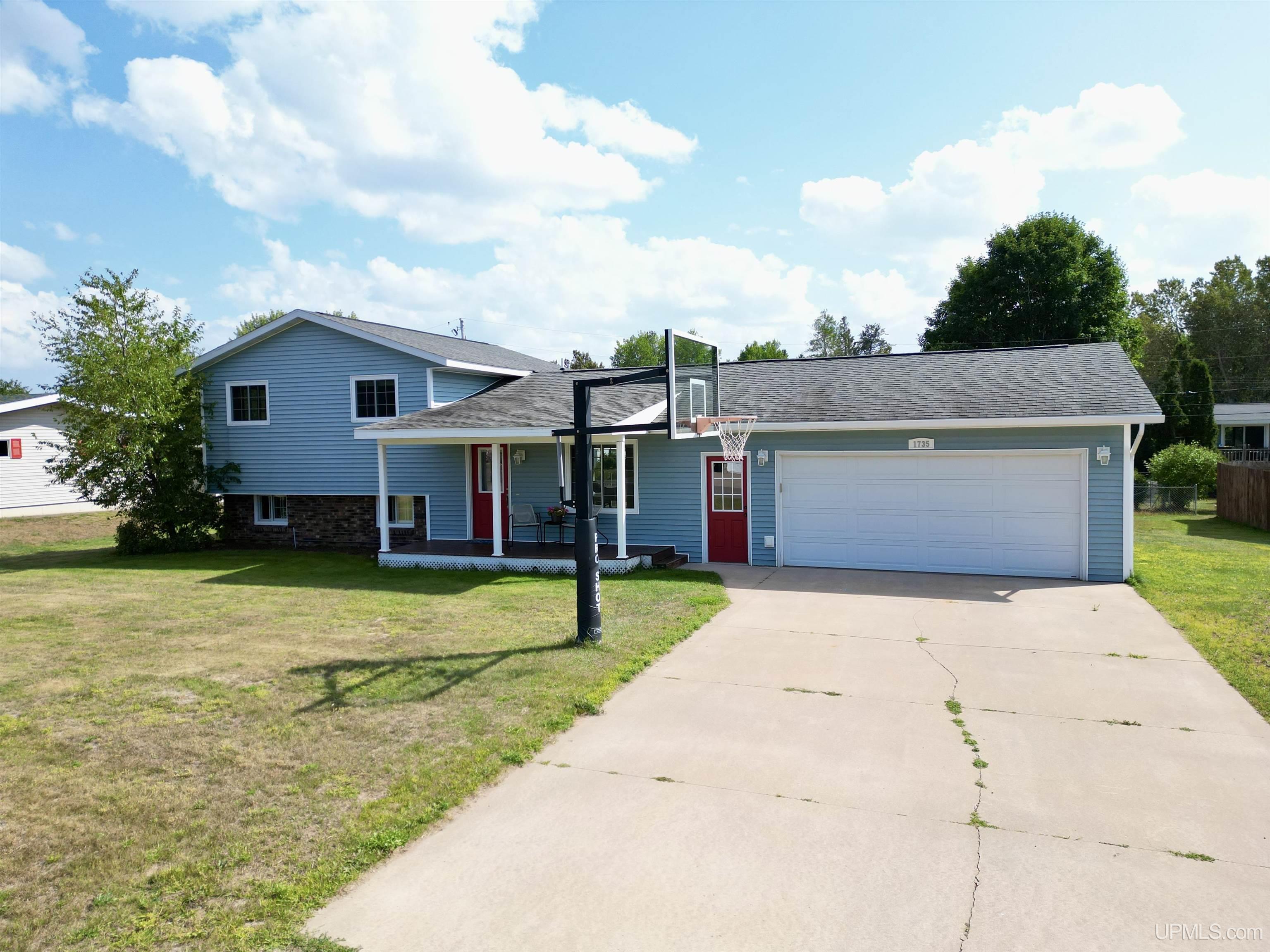 Rosewood Ln, Ishpeming, MI 49849