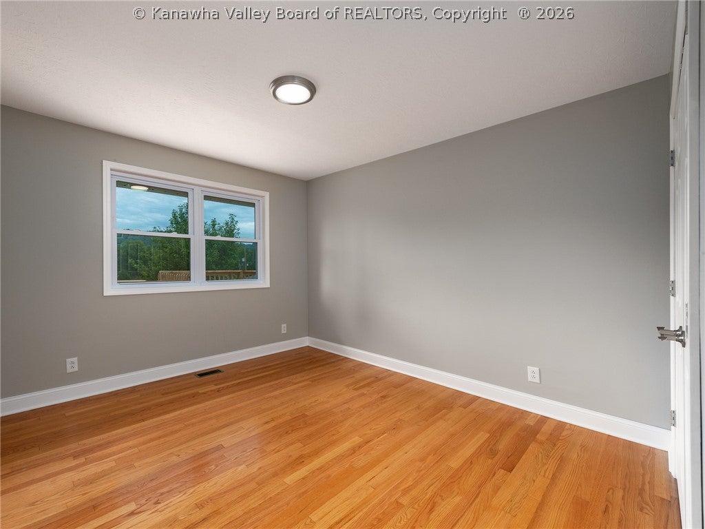 Longview Dr, Charleston, WV 25313