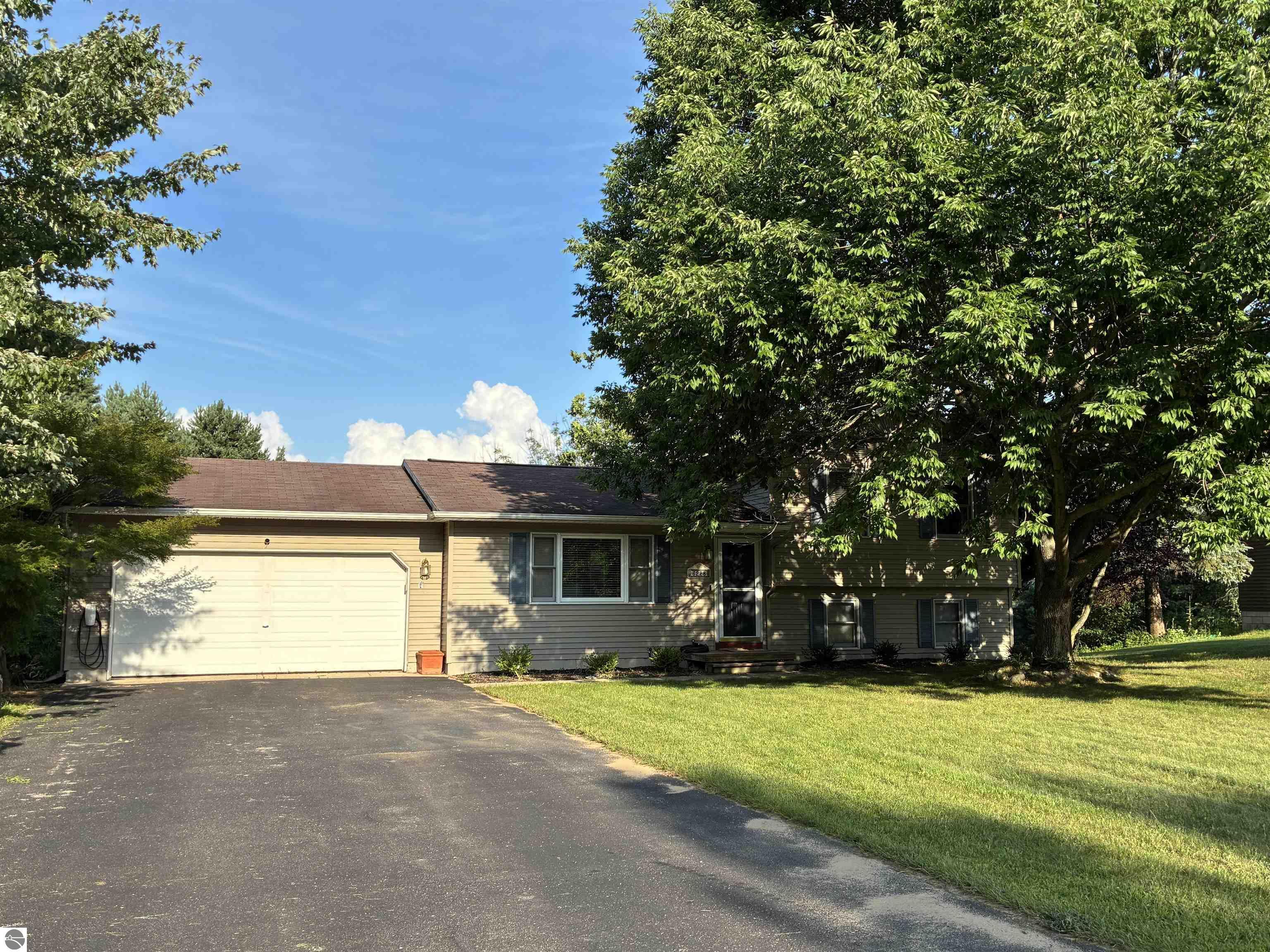 Applewood Ln, Williamsburg, MI 49690