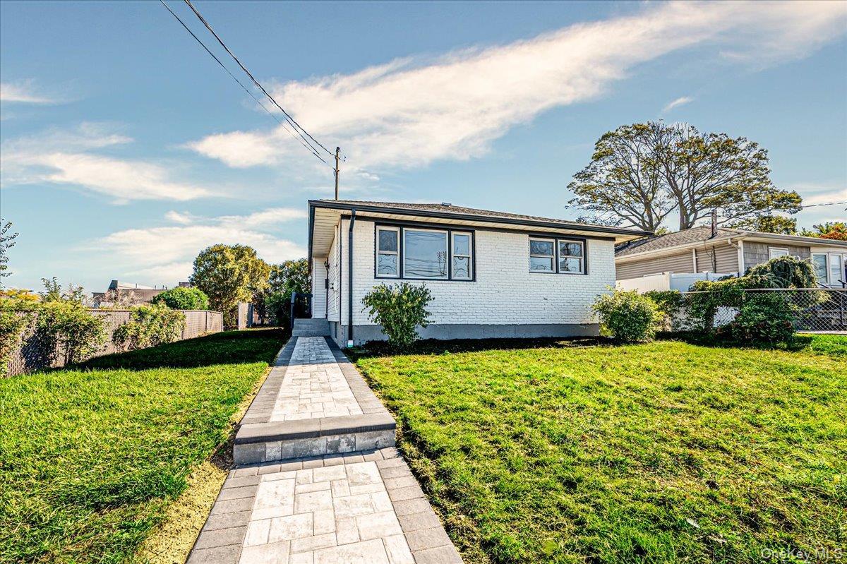 N 1st St, Deer Park, NY 11729