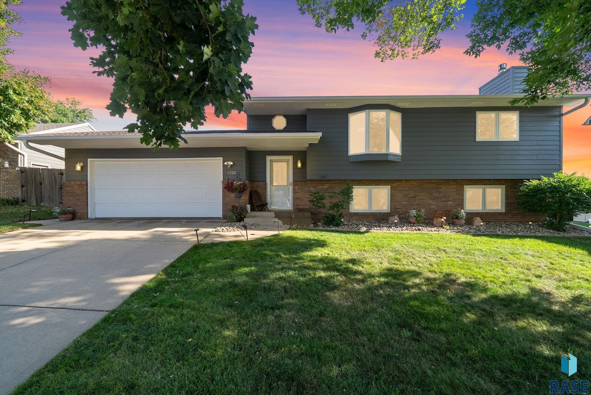 S Dunham Cir, Sioux Falls, SD 57106