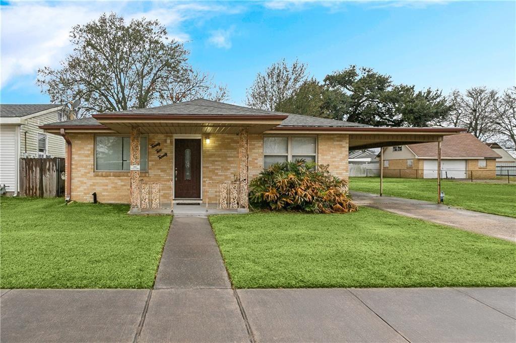 Lyndell Dr, Chalmette, LA 70043