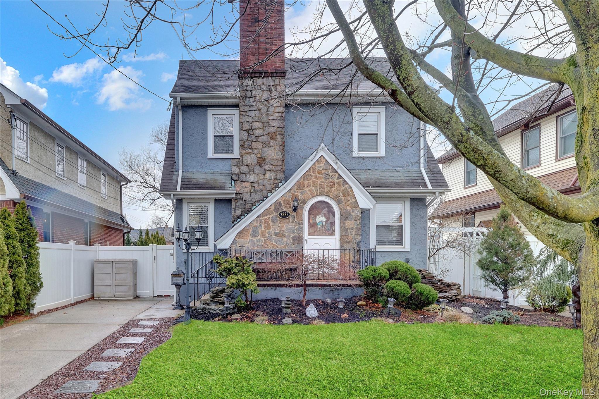 Arnold Ave, Oceanside, NY 11572
