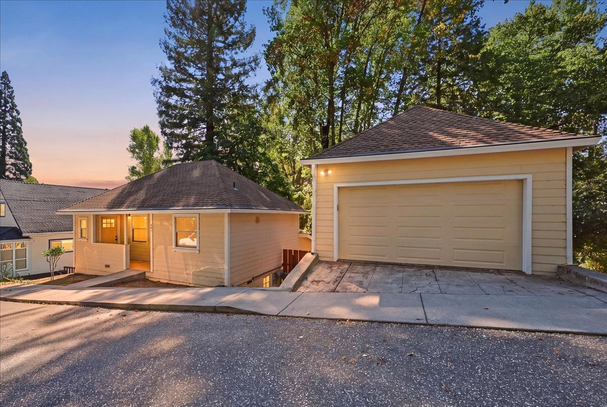 N Pine St, Nevada City, CA 95959