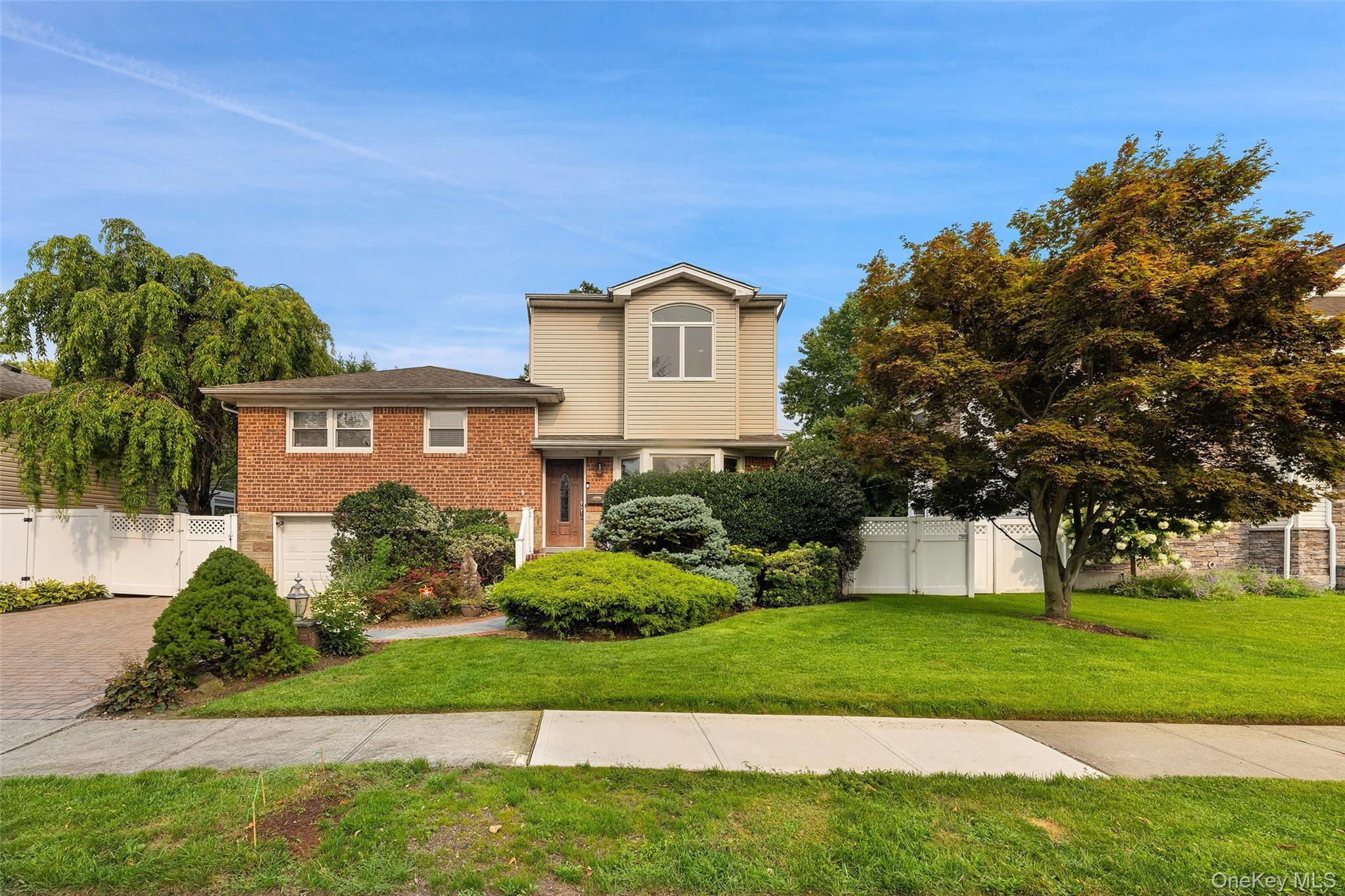 Kathleen Dr, Syosset, NY 11791