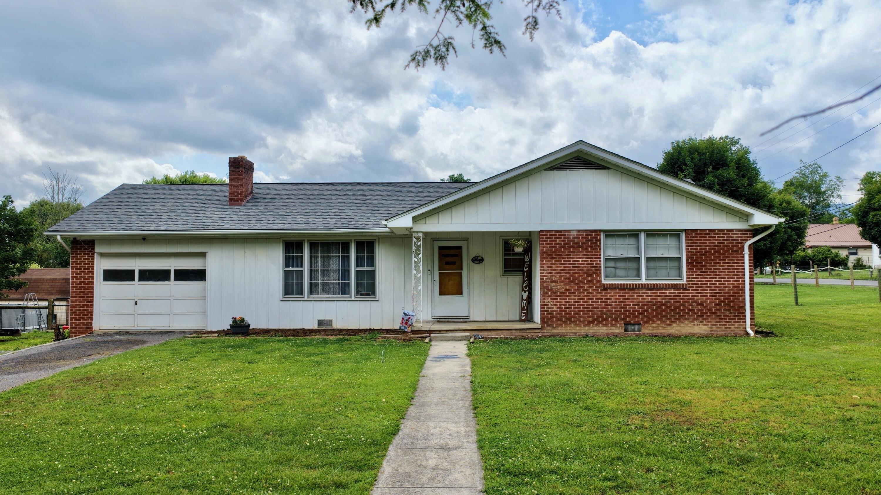 Chestnut Ave E, Alderson, WV 24910