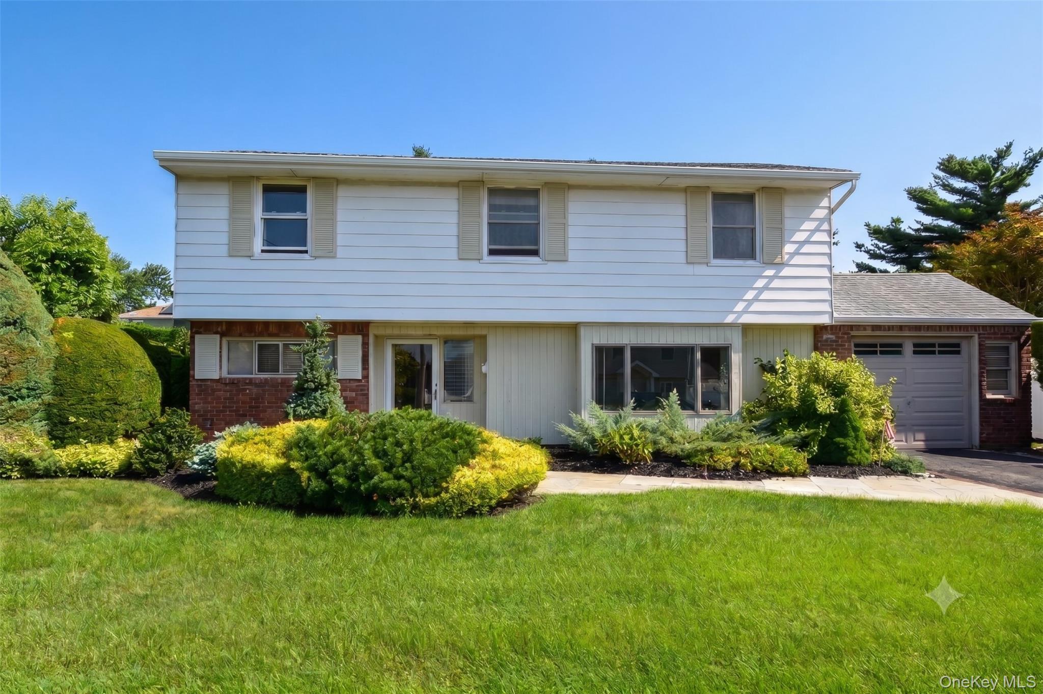 N Albany Ave, Massapequa, NY 11758