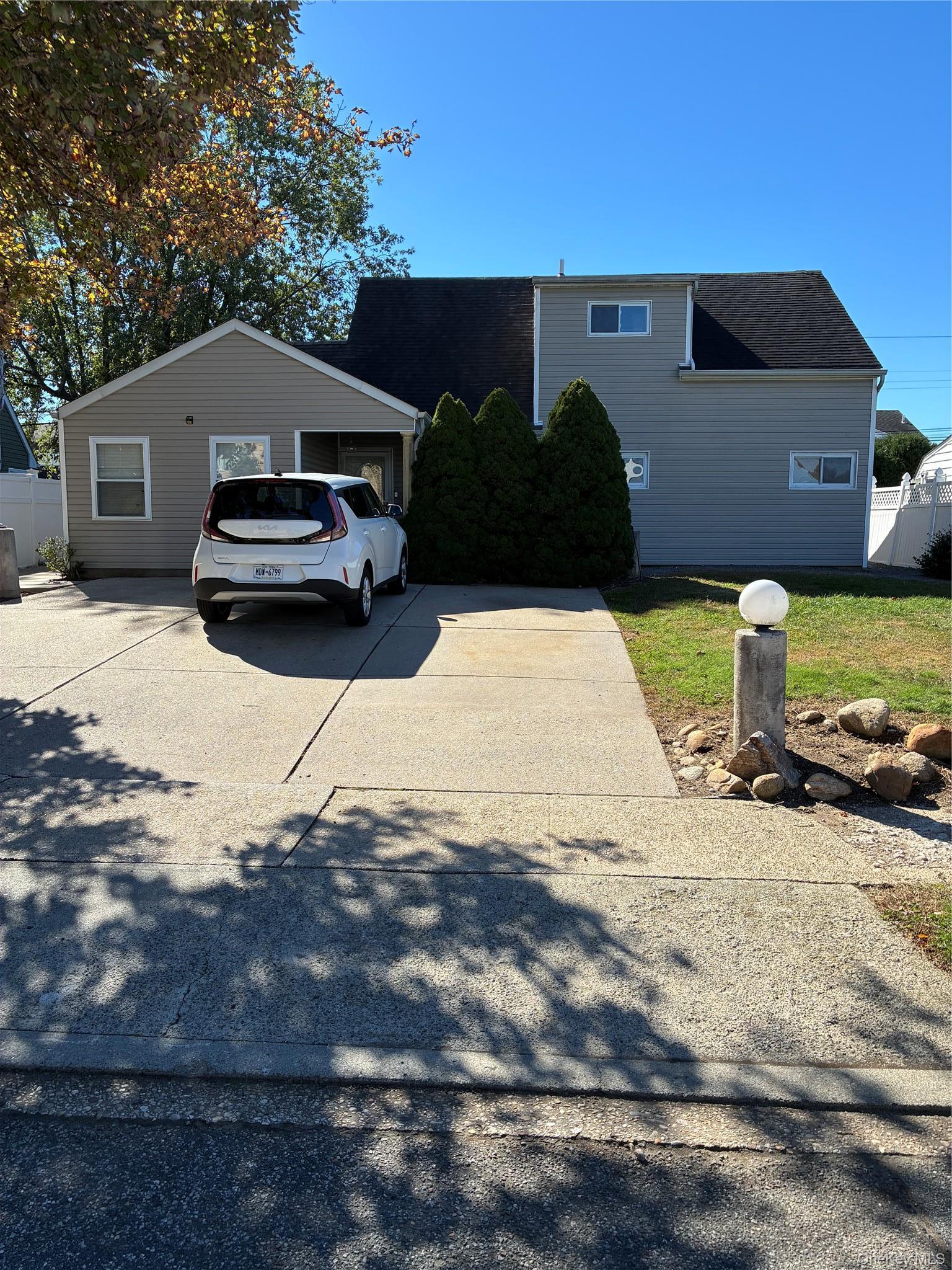 Wheelbarrow Ln, Wantagh, NY 11793