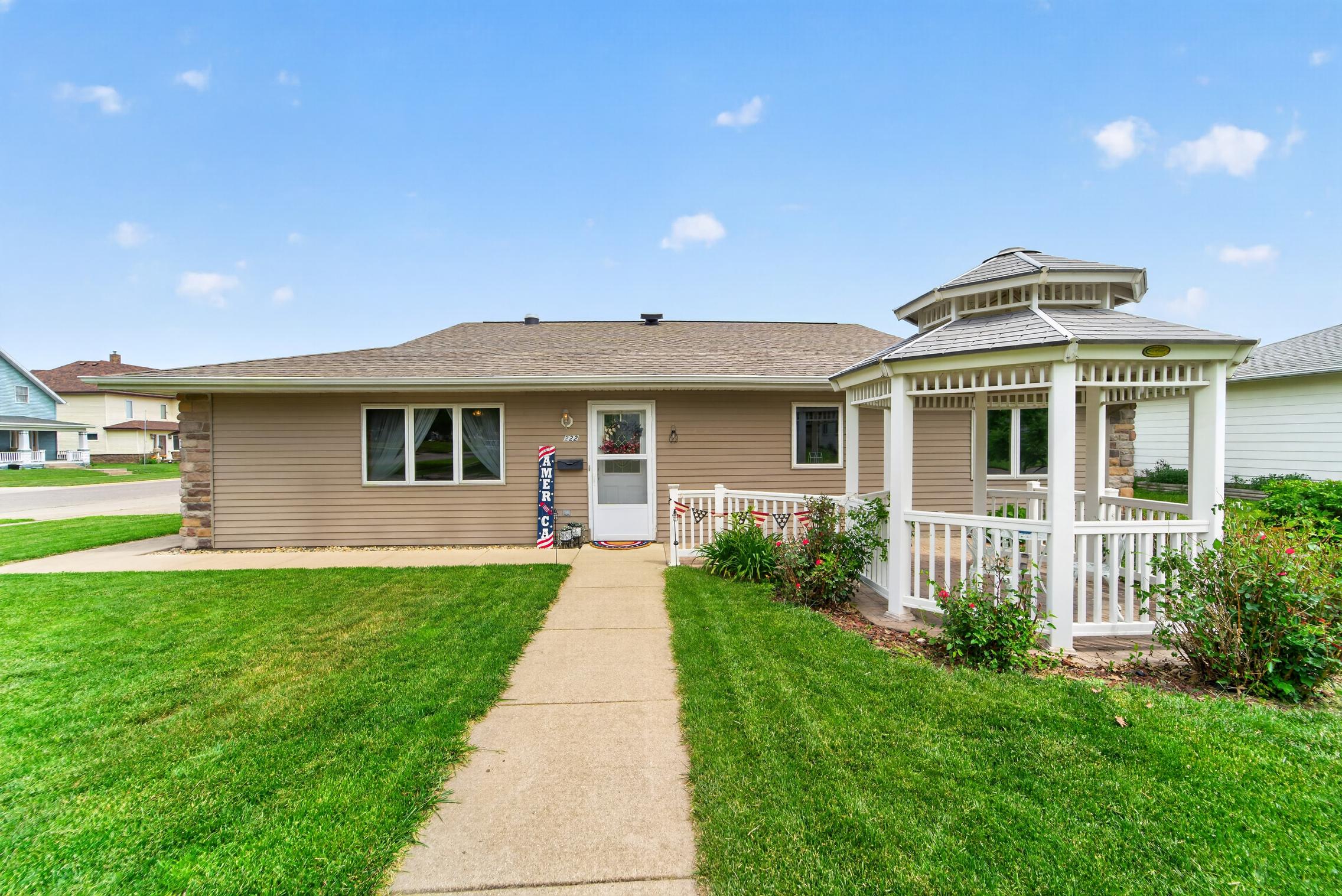 W 2nd St, Carroll, IA 51401