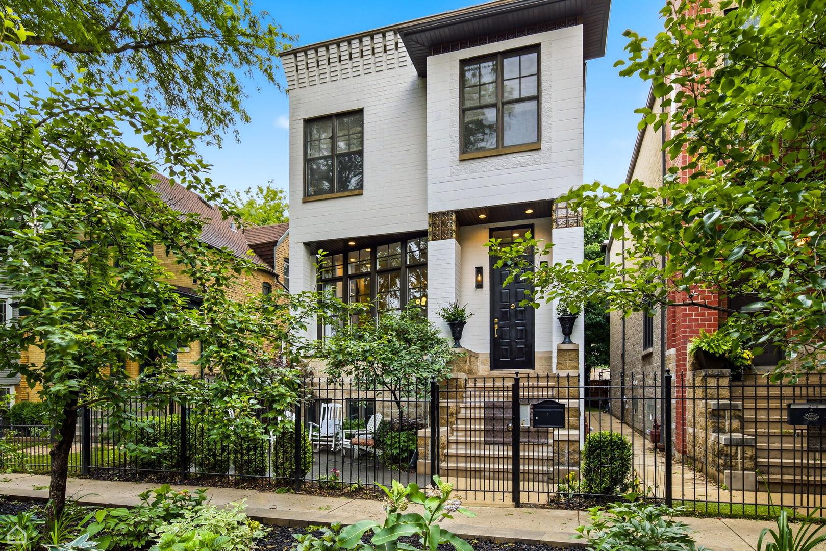 W Roscoe St, Chicago, IL 60657