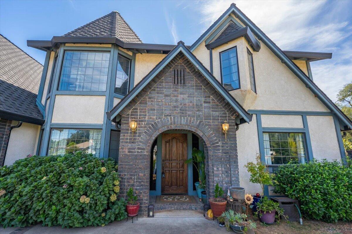 Greenview Dr, Redding, CA 96002