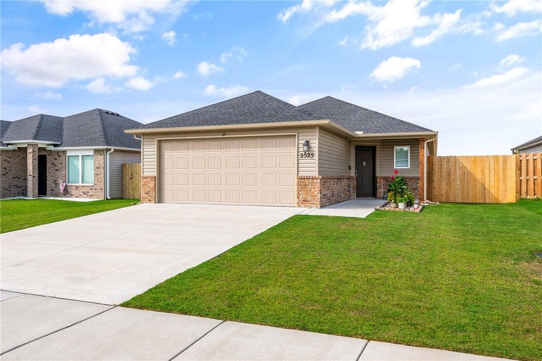 E Fox Bury St, Siloam Springs, AR 72761