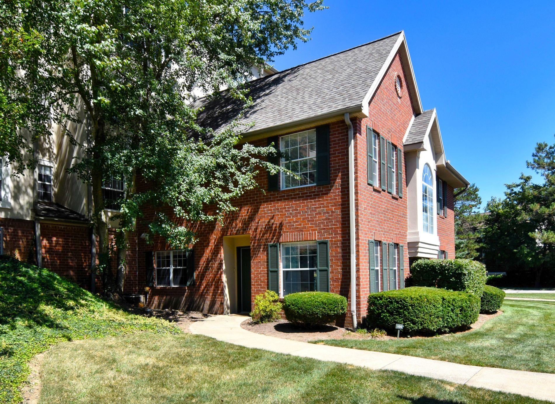 Fox Hollow Dr, Cleveland, OH 44124