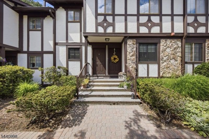 Mark Twain Way, Mahwah, NJ 07430