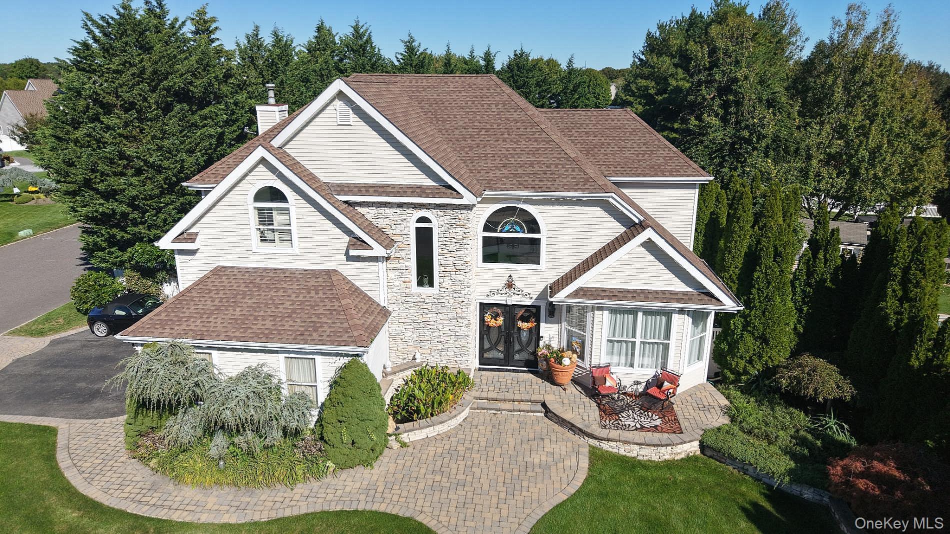 Summerfield Dr, Holtsville, NY 11742