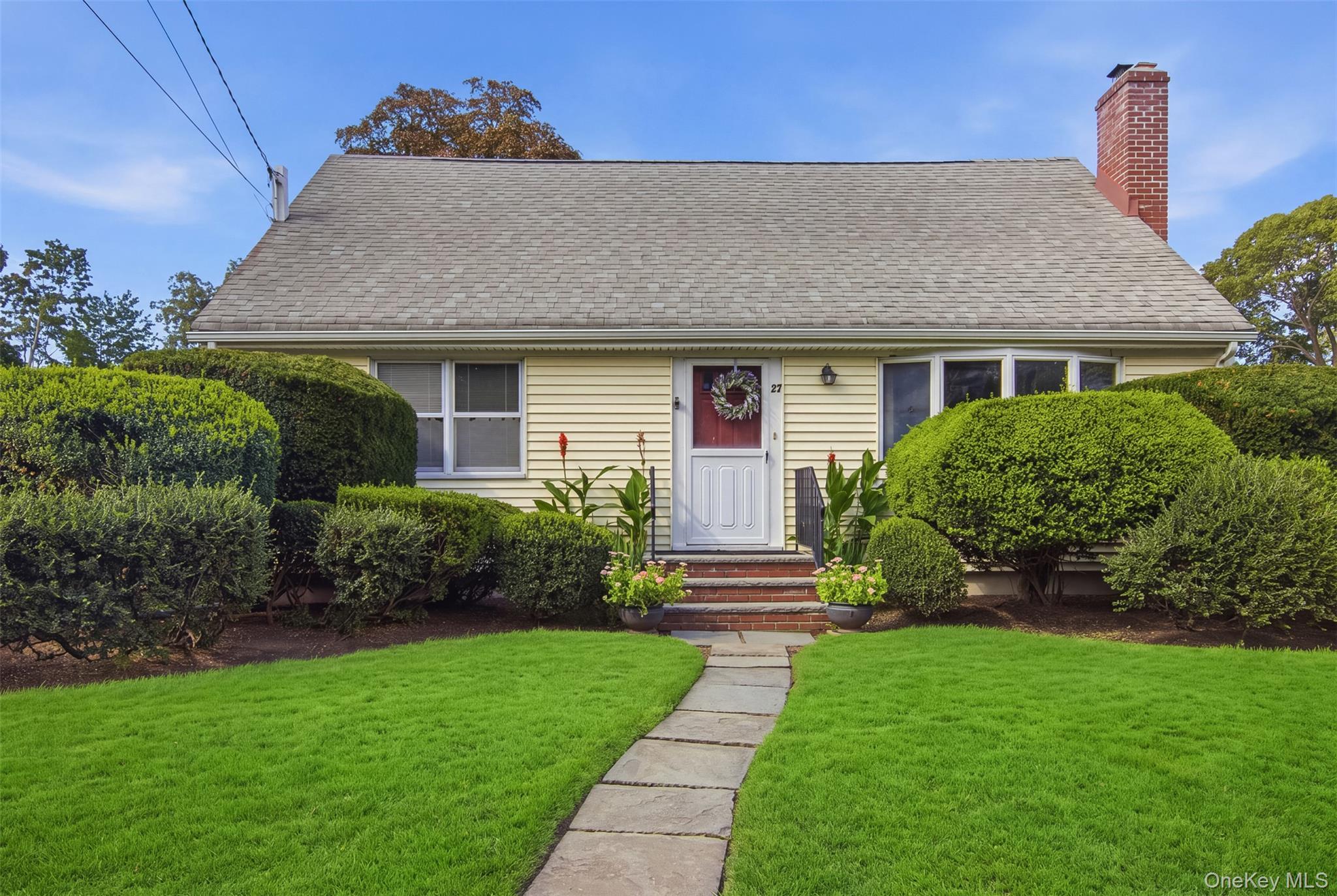 E 17th St, Huntington Station, NY 11746