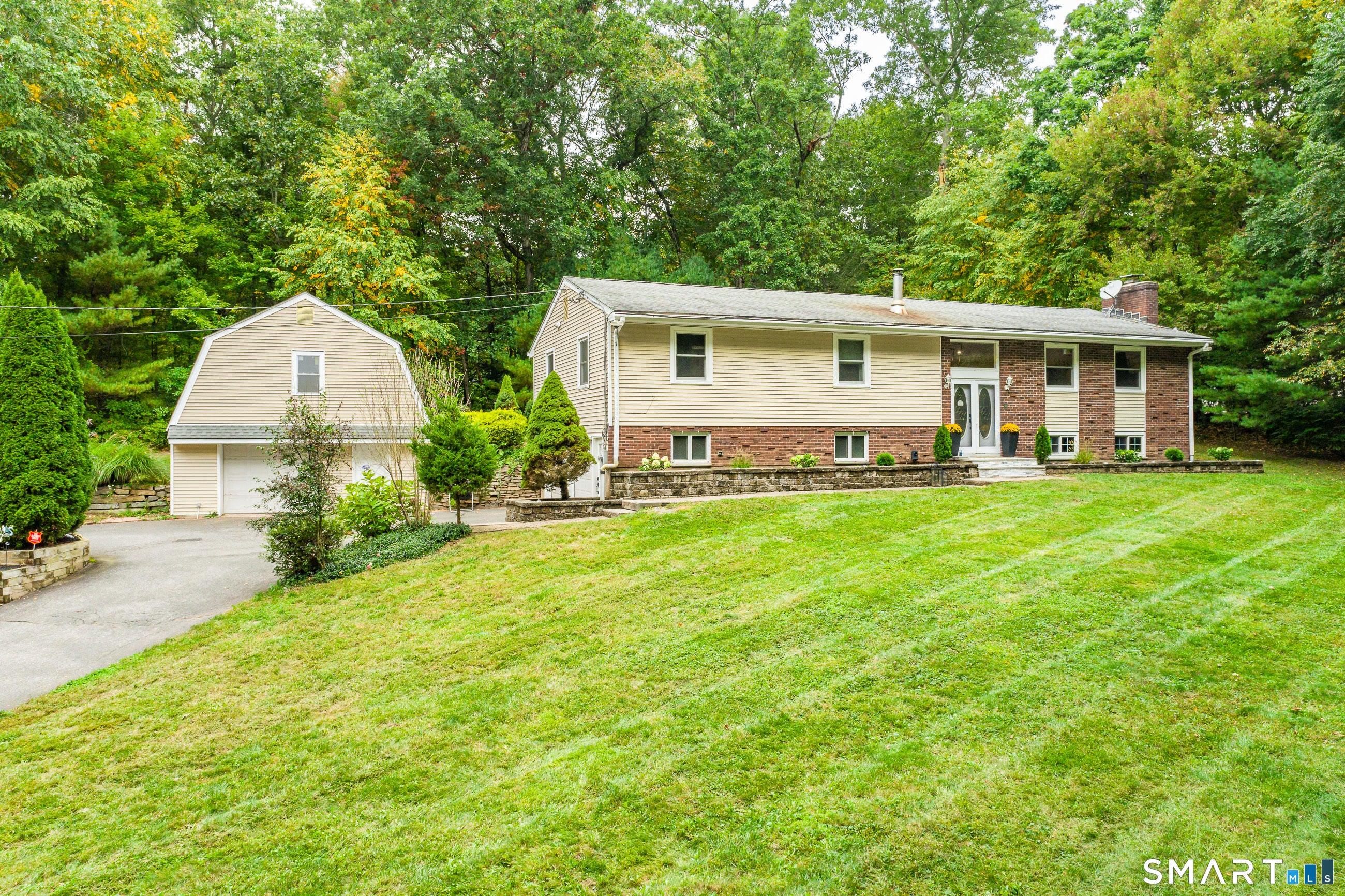 Oakwood Dr, Glastonbury, CT 06033