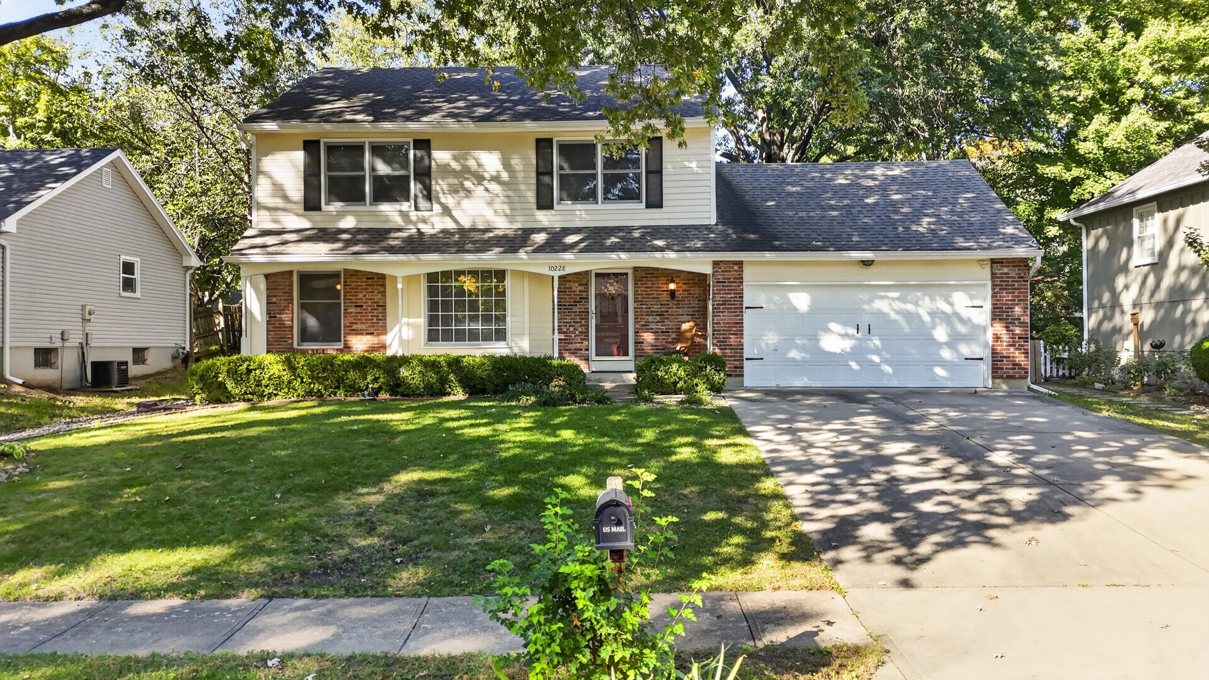 Caenen Dr, Lenexa, KS 66215