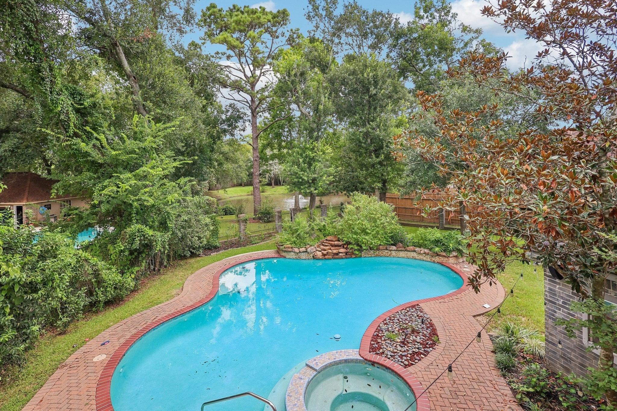 Remington Ct, Friendswood, TX 77546