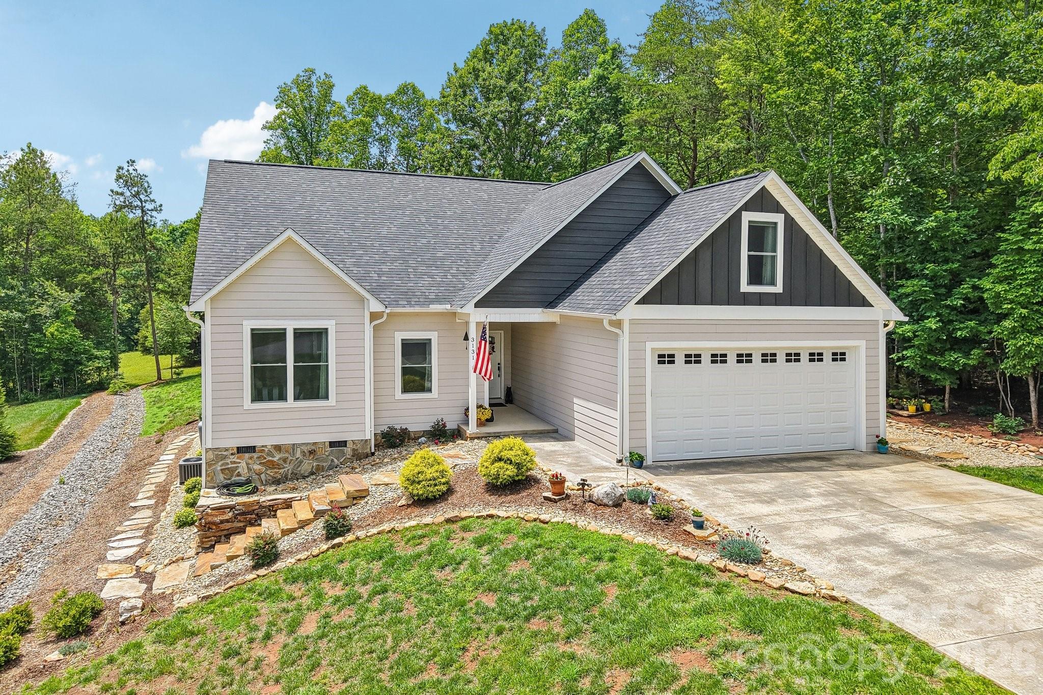 Richard St, Morganton, NC 28655