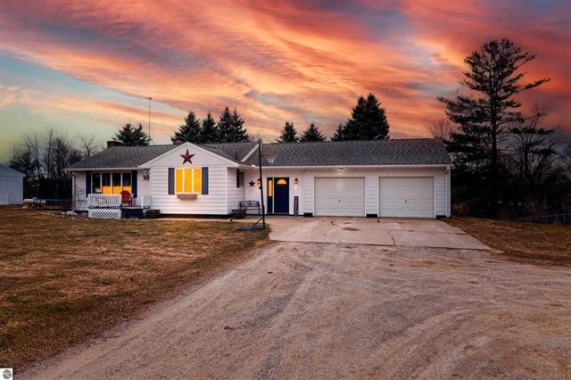 S Eberhart Ave, Clare, MI 48617