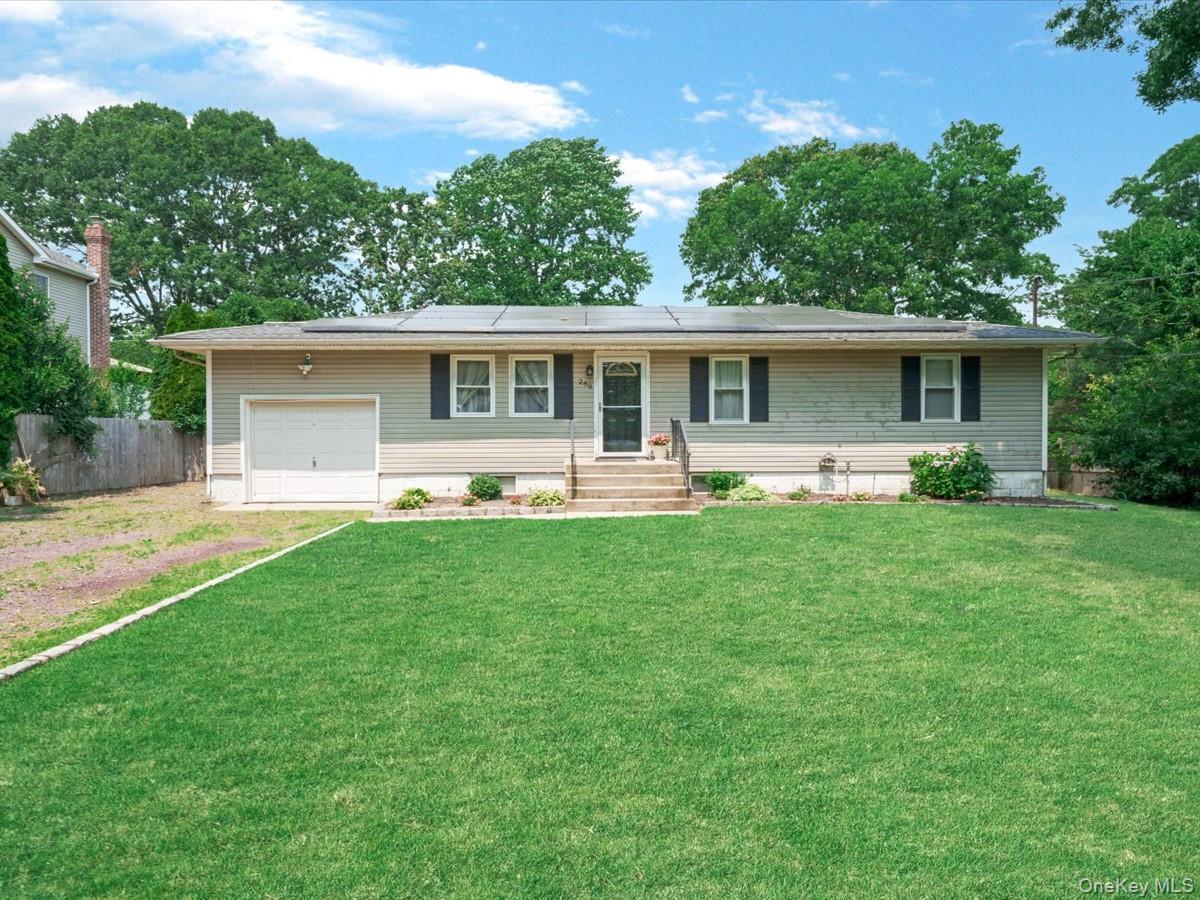 Carleton Dr E, Shirley, NY 11967