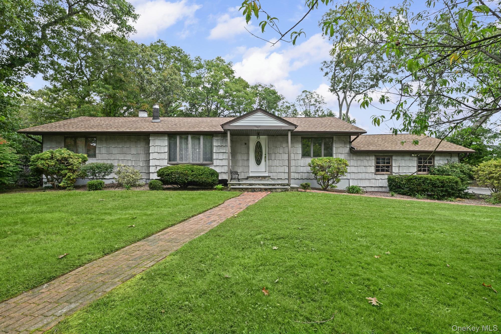 Alamo Dr, Farmingville, NY 11738