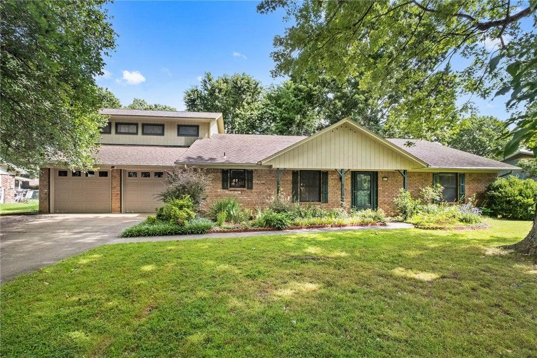 E Sharon St, Fayetteville, AR 72703