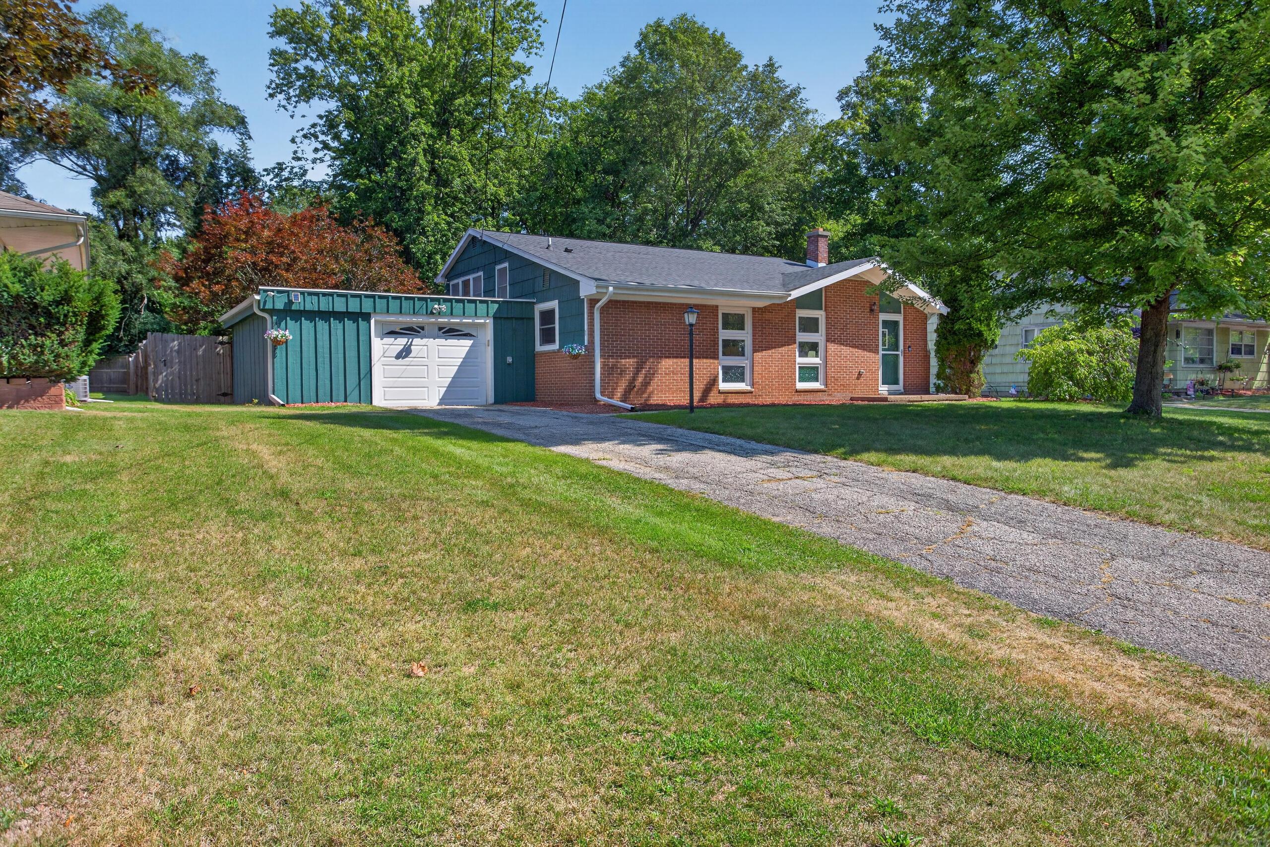 Sherwood Dr, Jackson, MI 49201
