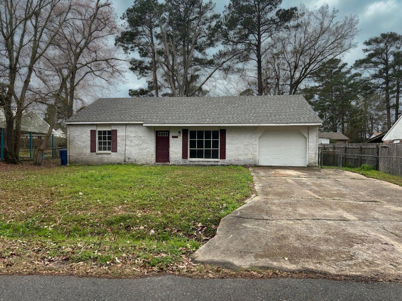 Allison St, Leesville, LA 71446