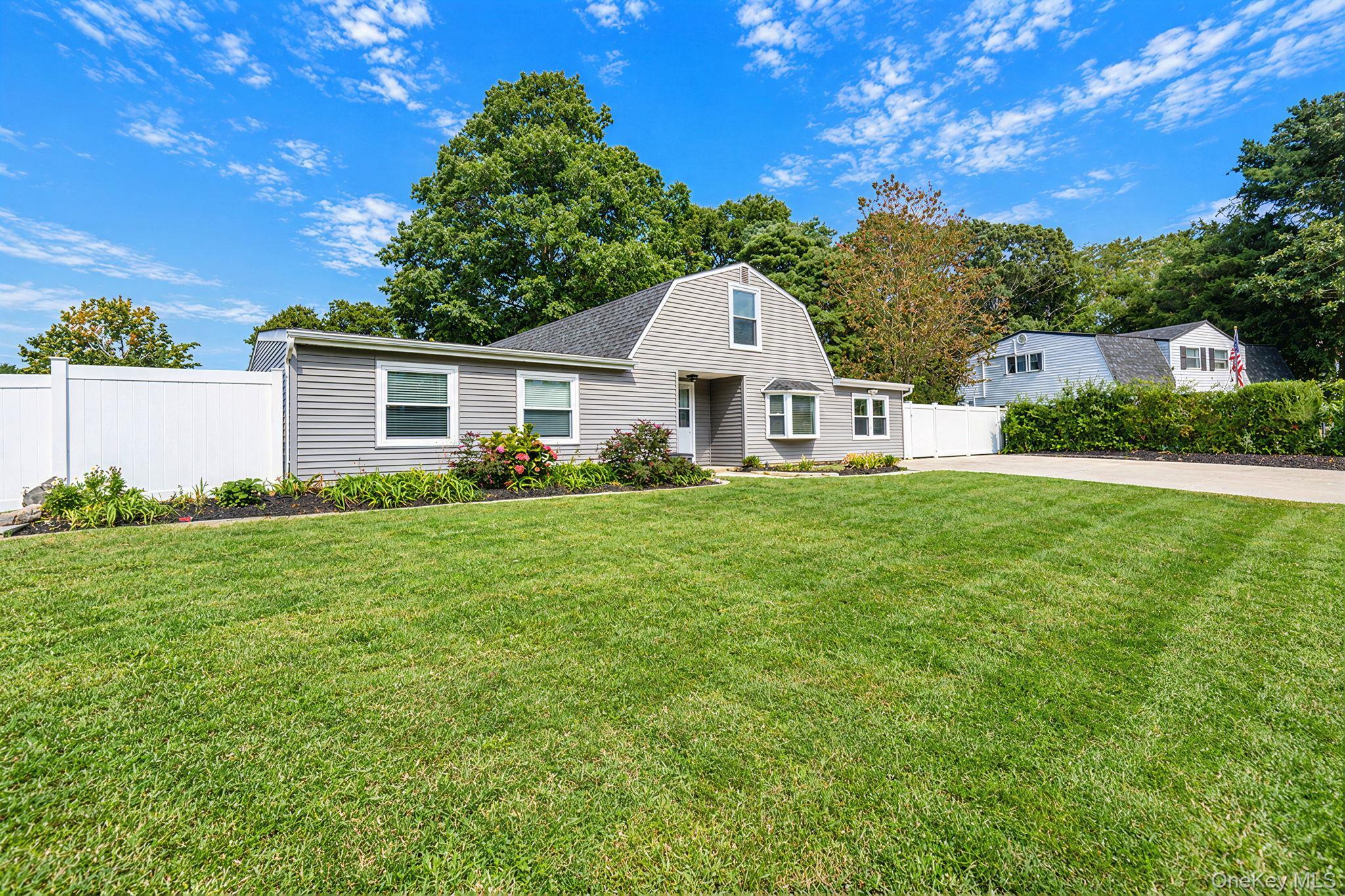 Lehigh Ln, Farmingville, NY 11738