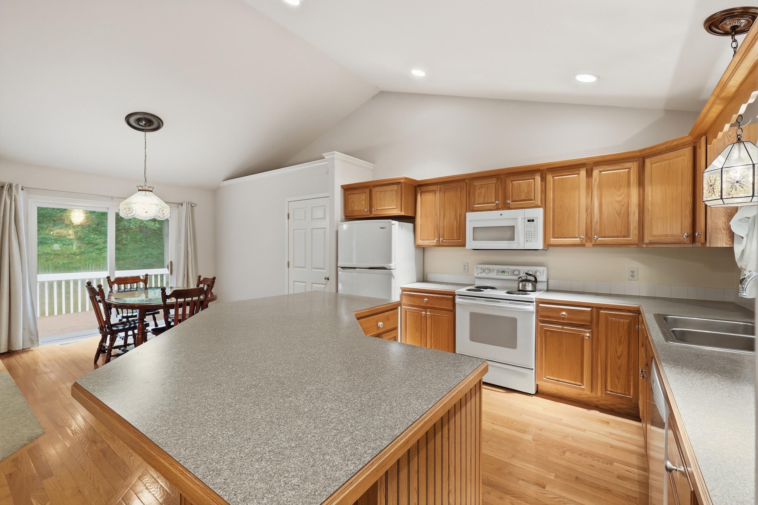 Bonasa Dr Ne, Rockford, MI 49341