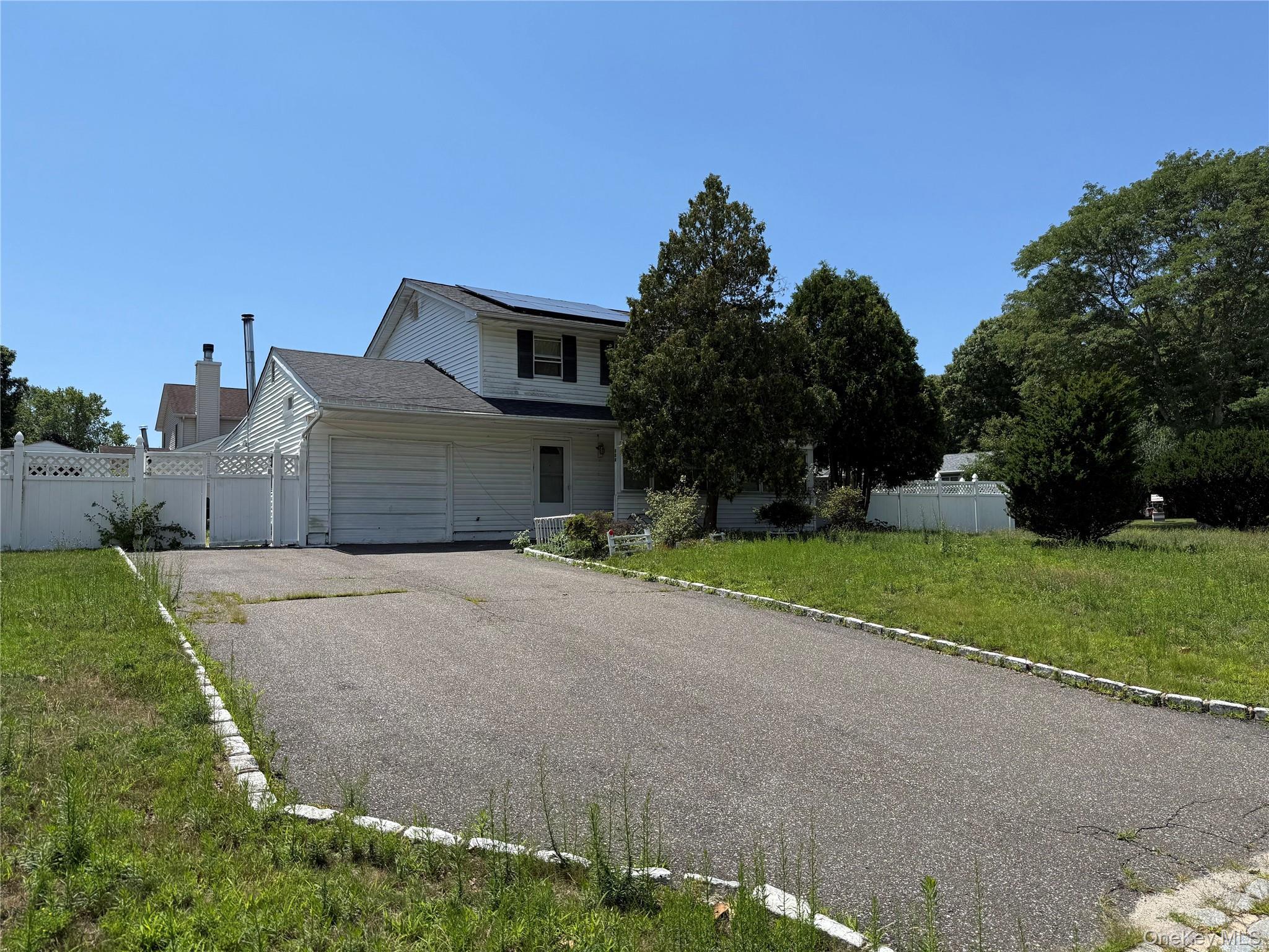 Ridgewood Ave, Holtsville, NY 11742