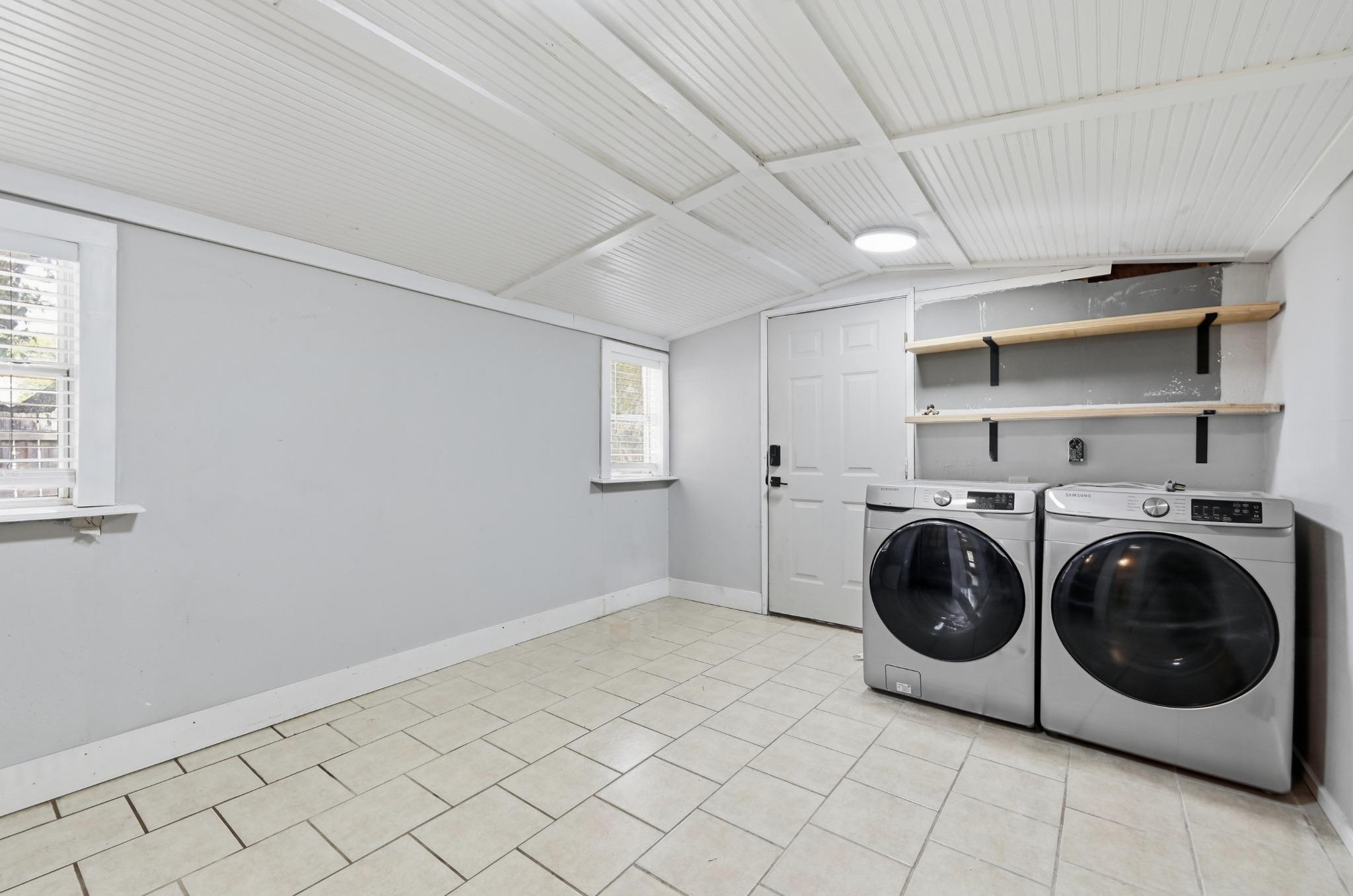 E Houston St, Luling, TX 78648
