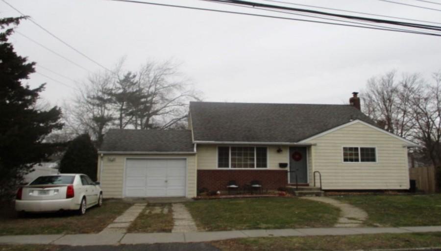Durhamoc Ln, North Babylon, NY 11703