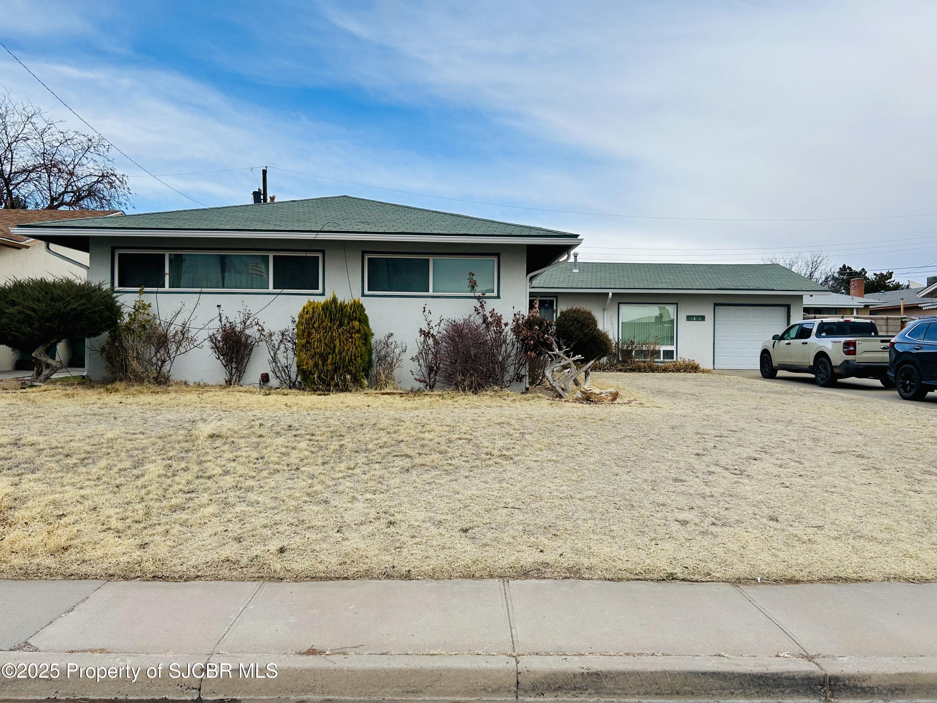 E 17th St, Farmington, NM 87401