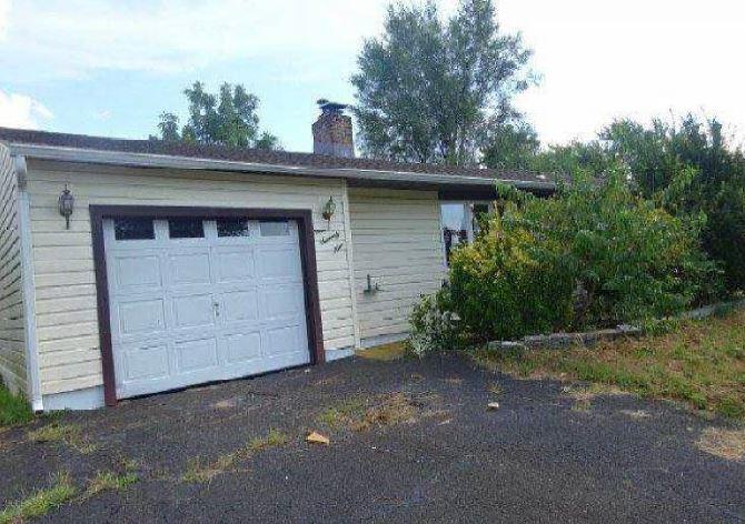 Crabtree Dr, Levittown, PA 19055
