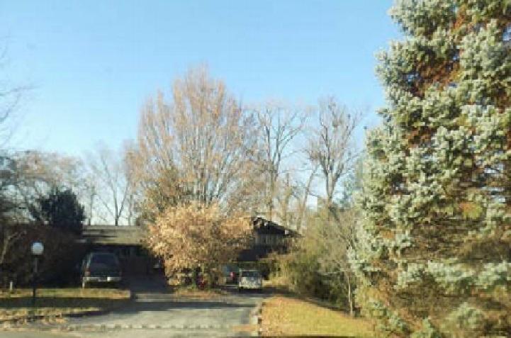 Greenspur Ln, Louisville, KY 40207