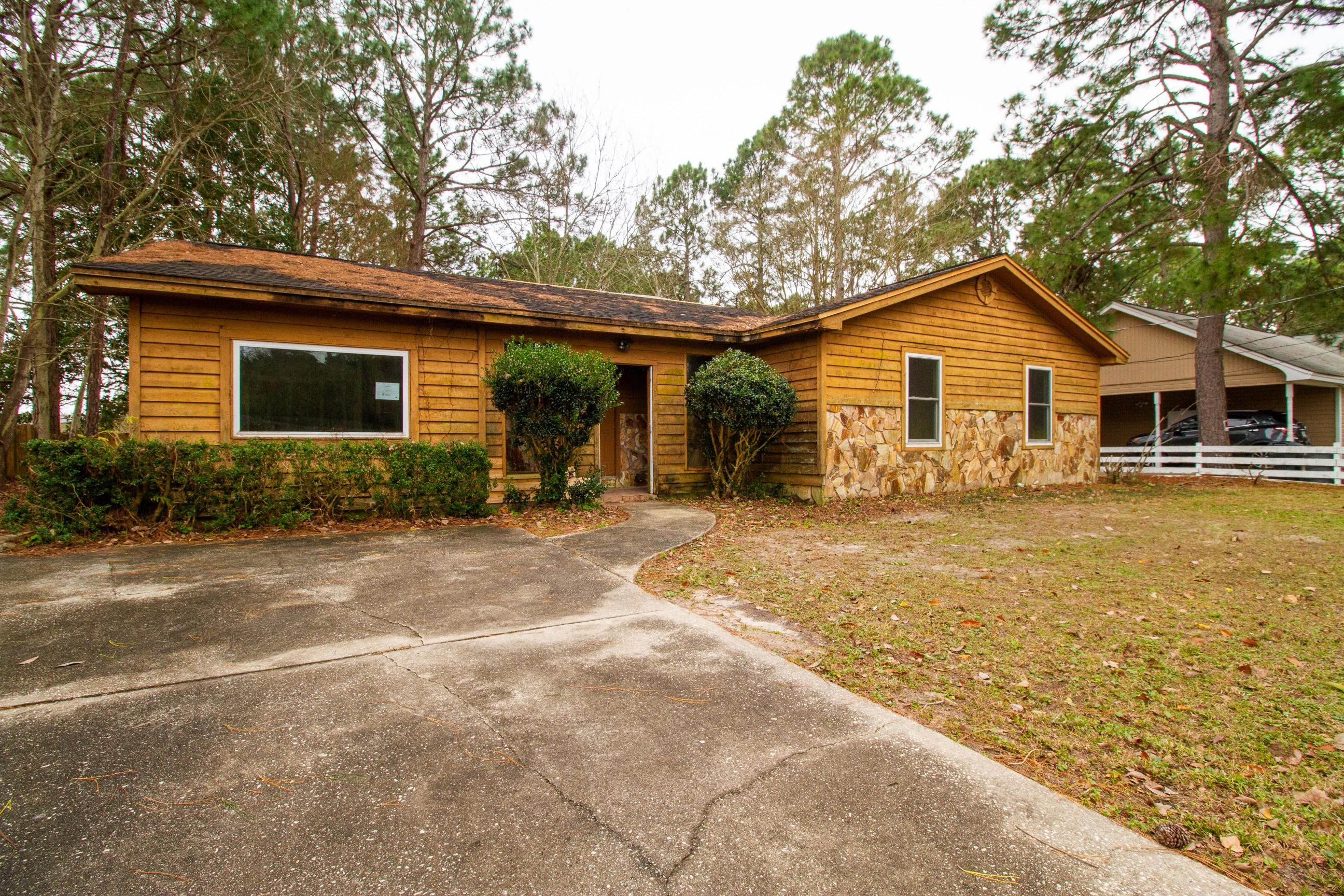 E Pine St, Mary Esther, FL 32569