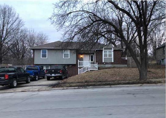 Nw Castle Dr, Blue Springs, MO 64015