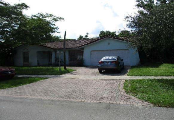 W Plantation Cir, Plantation, FL 33324