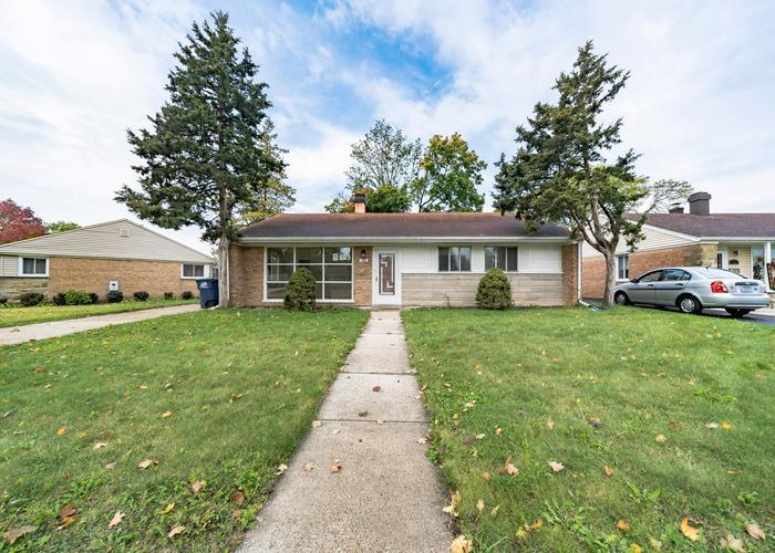 W Villa Dr, Des Plaines, IL 60016