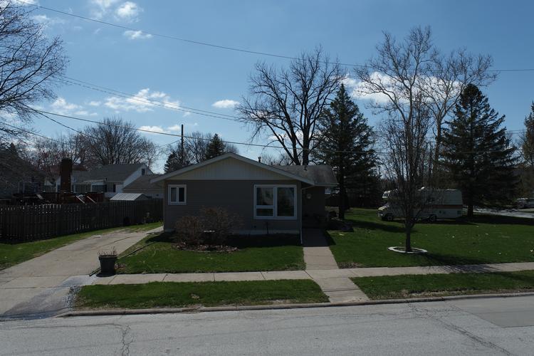 Redwood Ave, Davenport, IA 52802