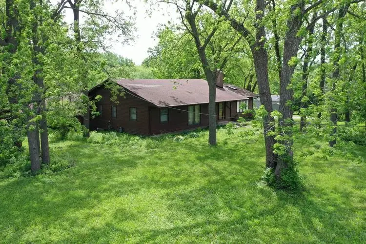 Deere Rd, Waterloo, IA 50701